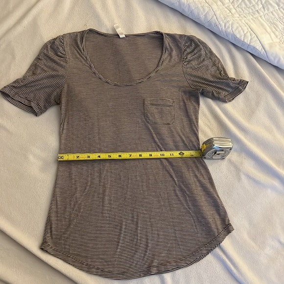 🤩Cap sleeved striped shirt with a front pocket - Picture 4 of 5